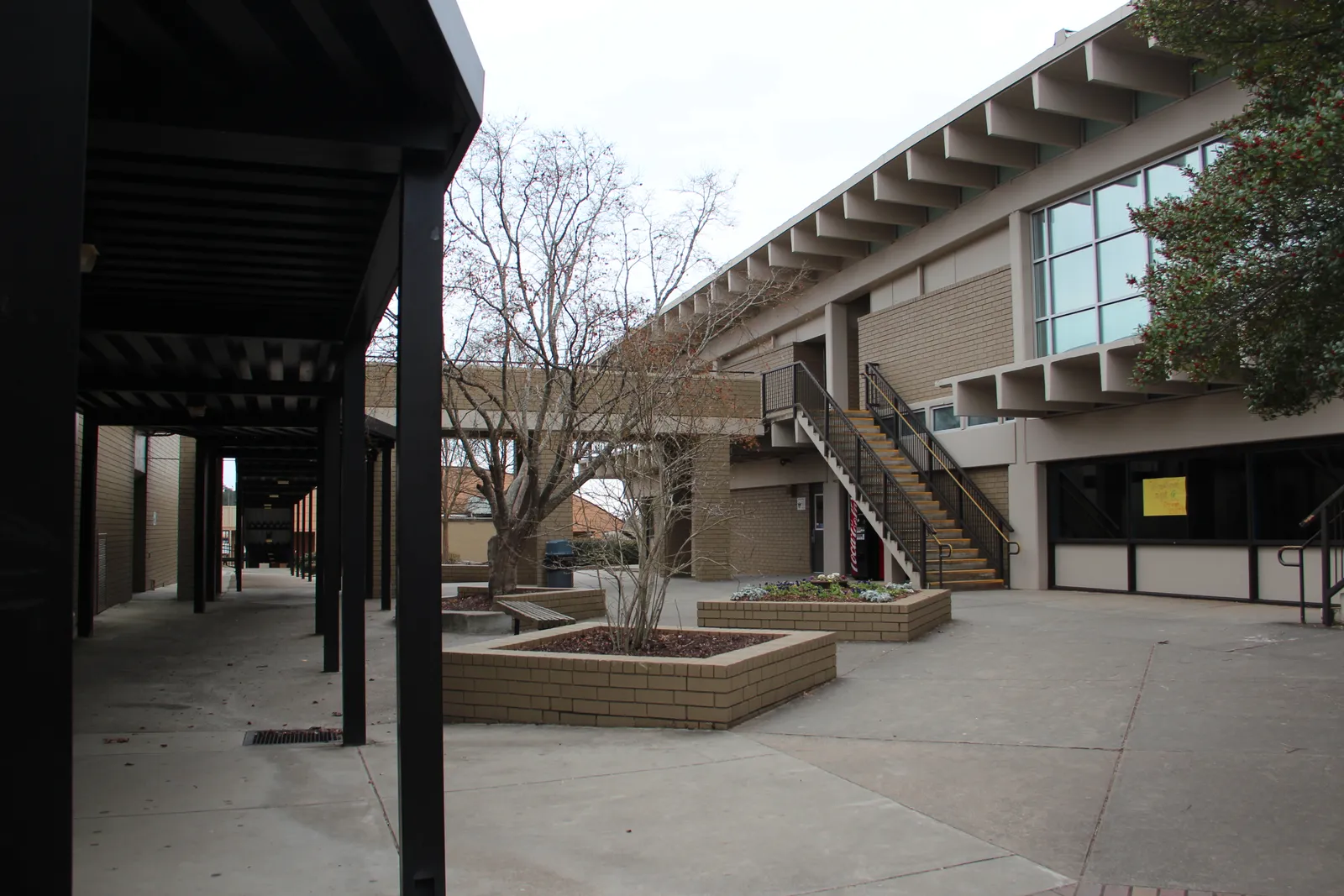 Classroom buildings and a covered walkway at Etowah High School on Putnam Ford Drive