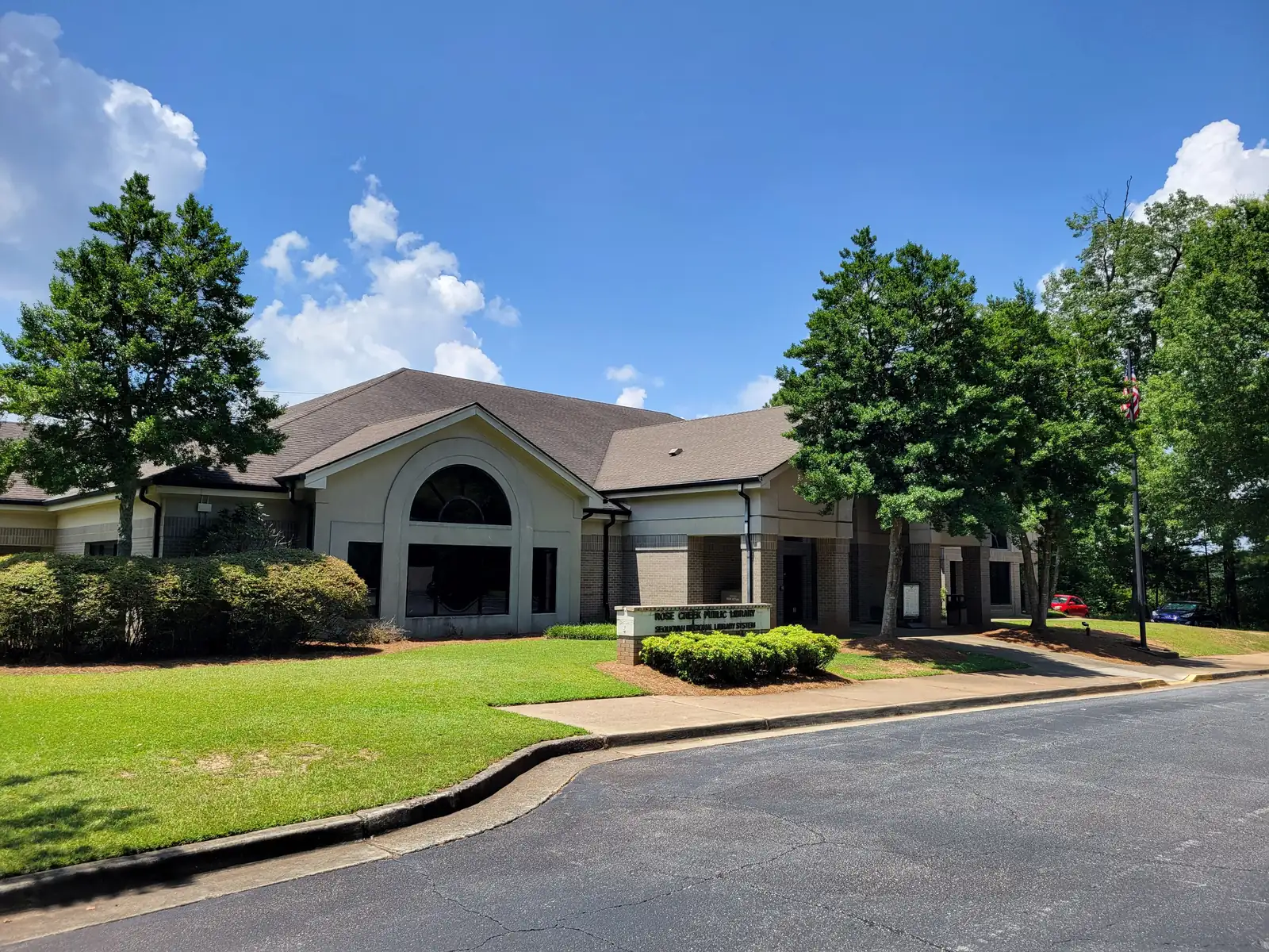 Rose Creek Public Library on Towne Lake Parkway, an early voting site in Woodstock